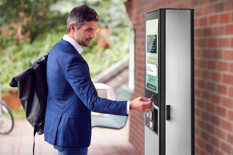 Un homme utilise Outdoor pour la billetterie dans une gare