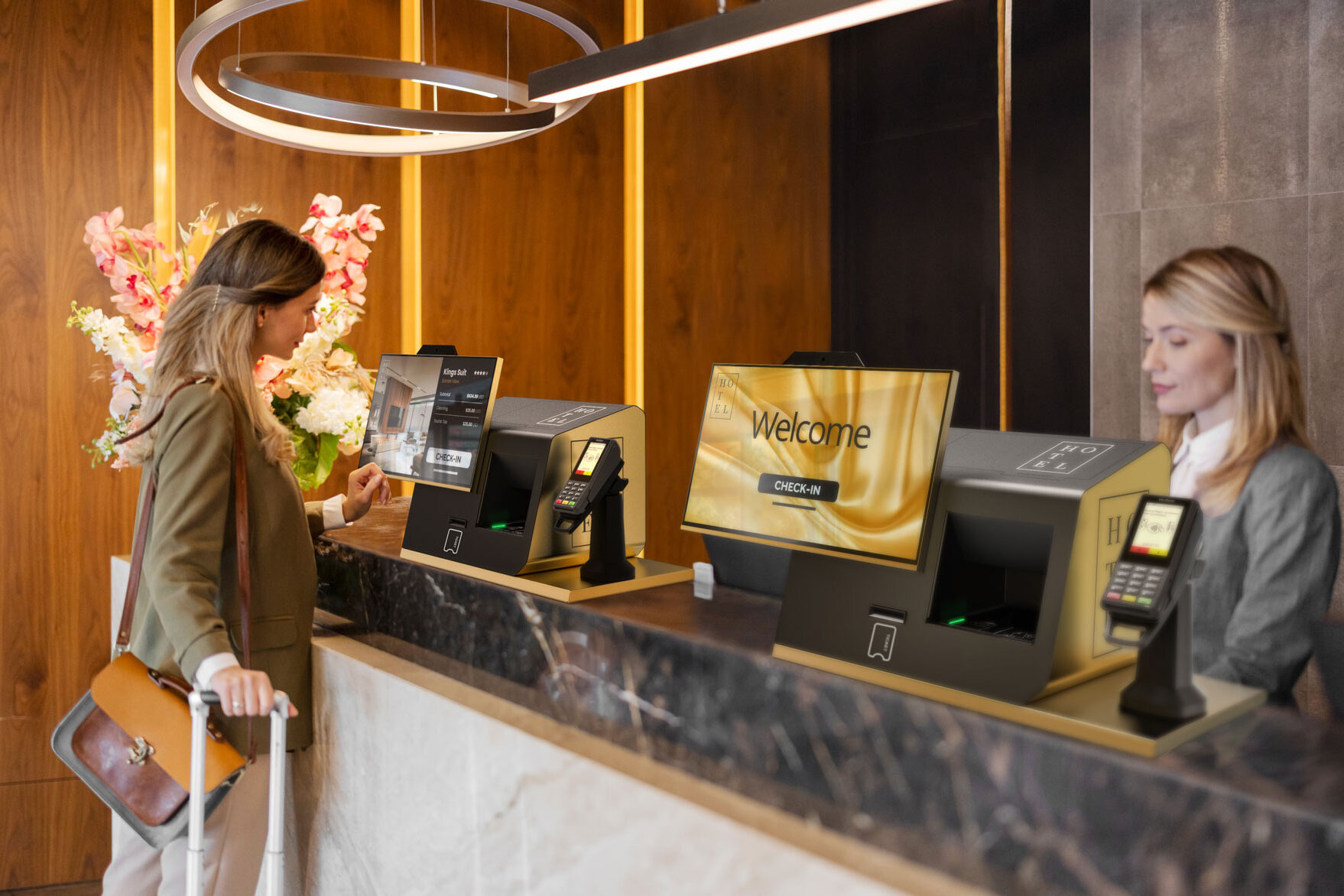 Une femme devant le comptoir d'enregistrement FLEX21.5 lors de son enregistrement dans un hôtel