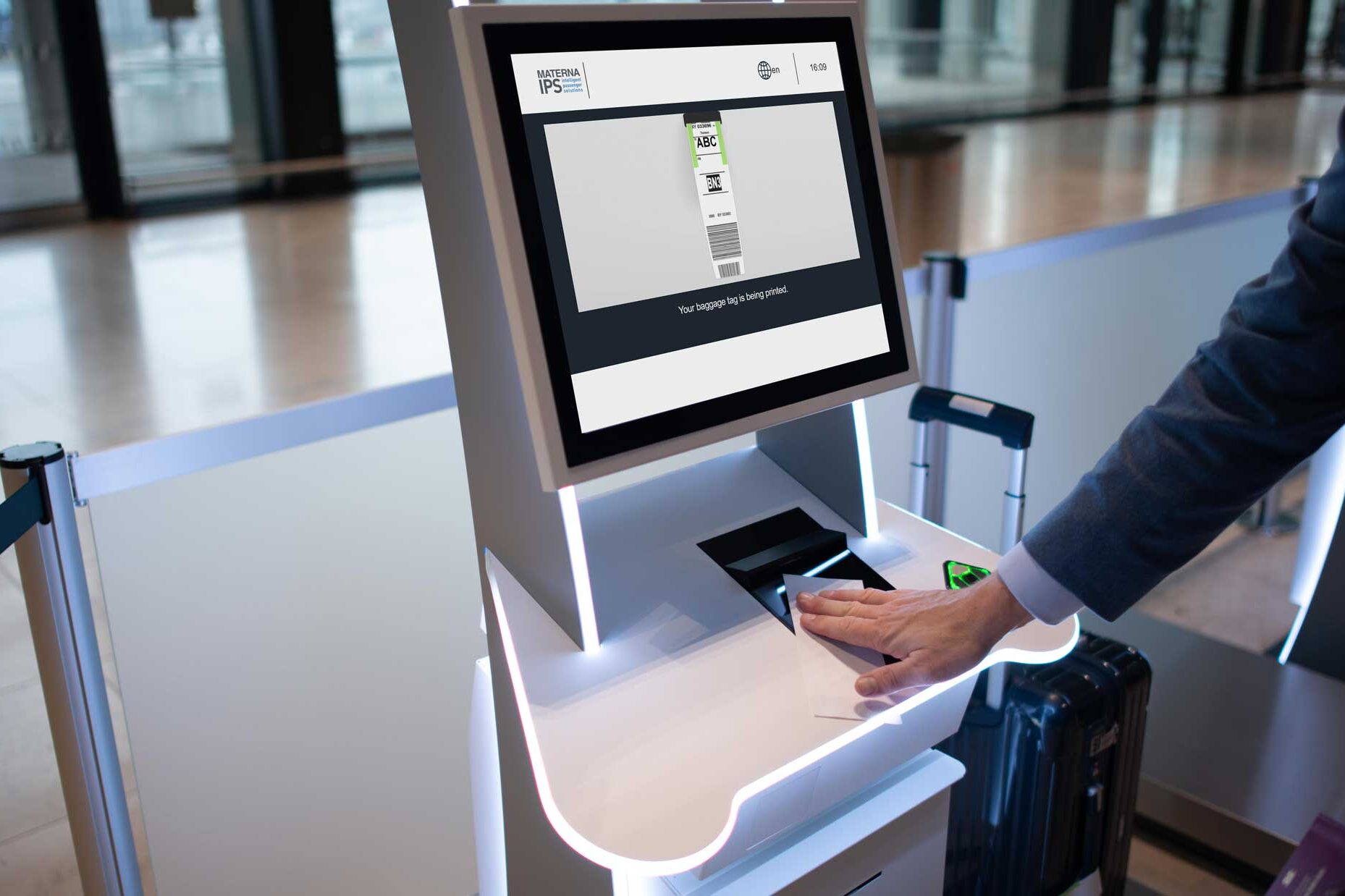 Enregistrement en libre-service à l'aéroport. Un homme scanne sa carte d'identité.