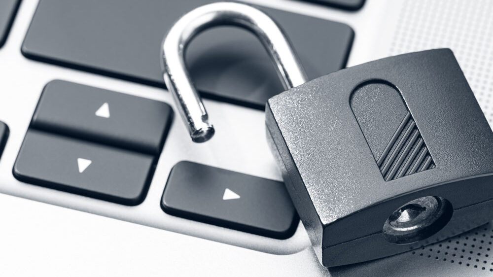 Sécurité informatique : cadenas sur un ordinateur portable (image d'illustration)