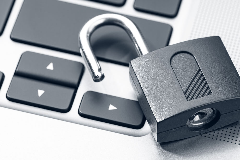 Sécurité informatique : cadenas sur un ordinateur portable (image d'illustration)