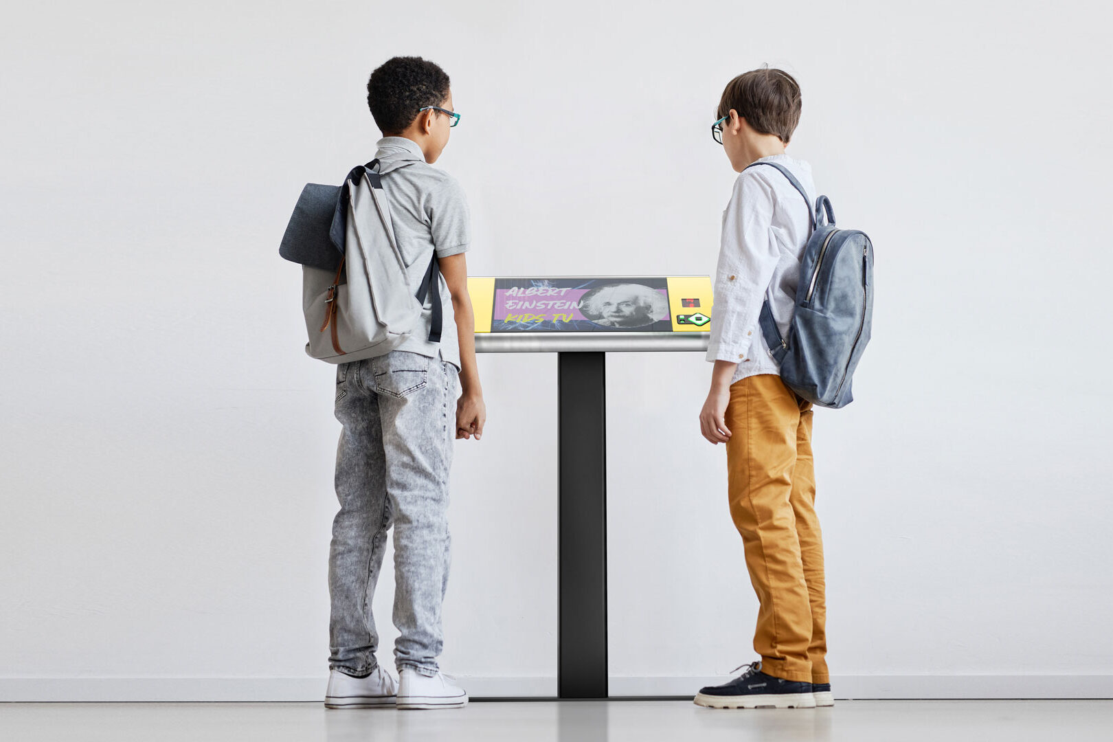 Des enfants devant le Neo21.5, utilisé comme point de service dans un musée