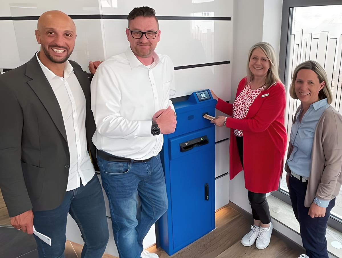 Remise de la Giro-Scan-Box 2.0 par GEVA-Group aux collaborateurs de la VR-Bank Fläming eG à Luckenwald