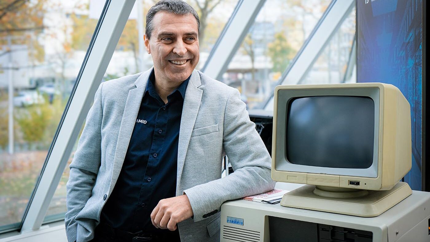 Peter Trosien, directeur général de PyramidComputer GmbH, avec un PC « Pyramid » datant de la fin des années 80