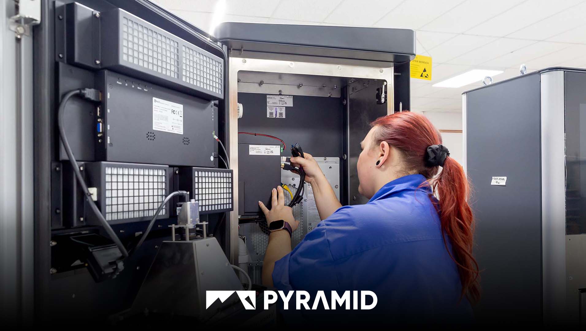 Petra Enders, présidente du conseil régional, lors de sa visite du site de production d'Pyramid-Computer à Ichtershausen