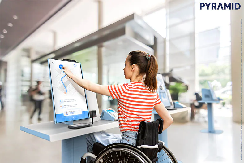 Kiosque en libre-service accessible à tous, doté d'une navigation audio et d'un accès pour les personnes en fauteuil roulant